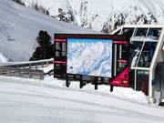 Panneau panoramique affichant des informations actualisées sur le domaine skiable d’Ischgl
