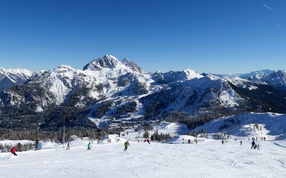 Skier dans les Alpes carniques (Karnischer Hauptkamm)