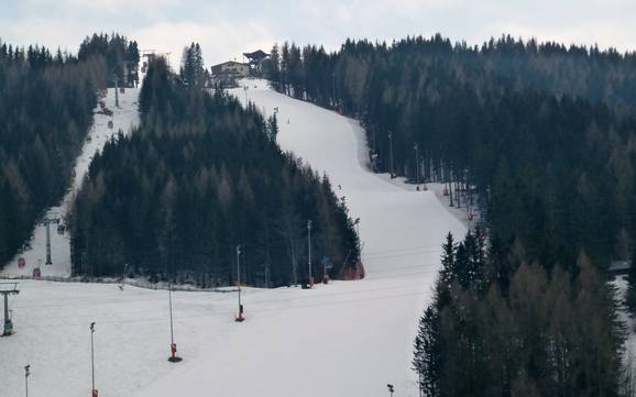 Skier dans le district de Bruck-Muerzzuschlag