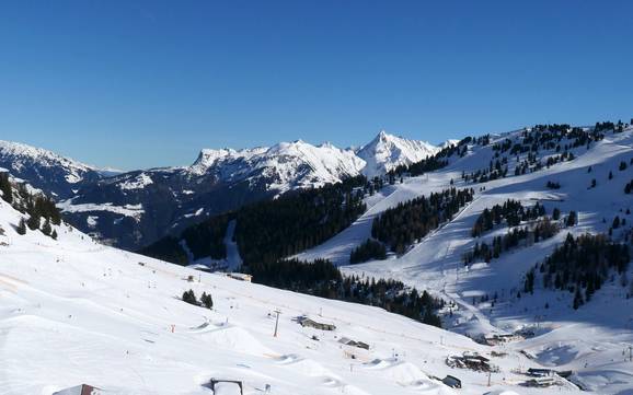 Skier dans les Alpes de Tux