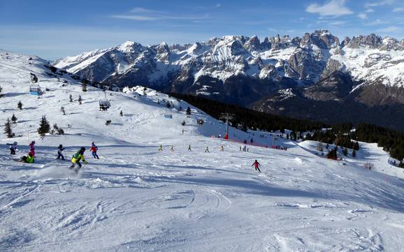 Skier à Altopiano della Paganella/Dolomiti di Brenta/Lago di Molveno