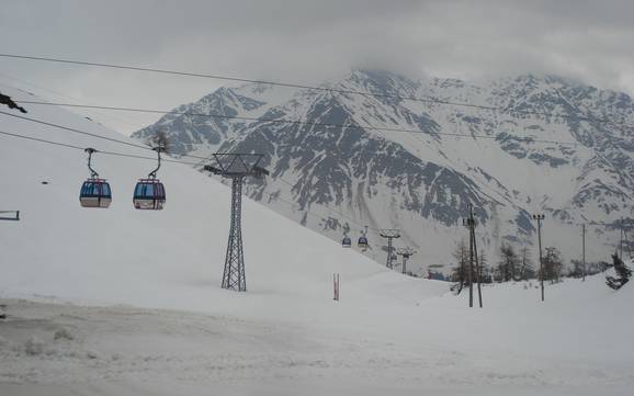 Skier dans la région touristique de San Bernardino Mesolcina Calanca