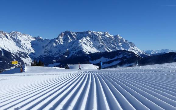 Skier dans les Alpes schisteuses de Salzbourg (Salzburger Schieferalpen)