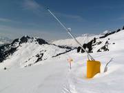 Vaste enneigement artificiel sur le domaine skiable