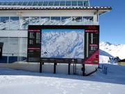 Panneau panoramique affichant des informations actualisées sur le domaine skiable d’Ischgl