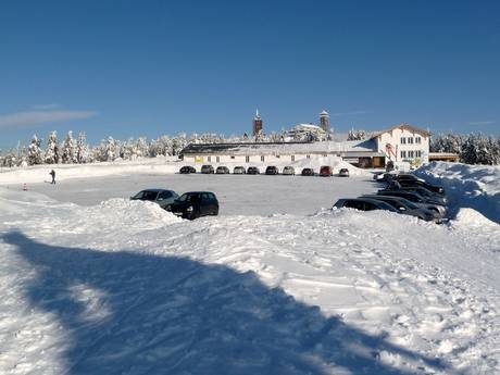 Monts Métallifères allemands: Accès aux domaines skiables et parkings – Accès, parking Fichtelberg – Oberwiesenthal