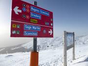 Signalisation des pistes avec plan des pistes sur le domaine skiable