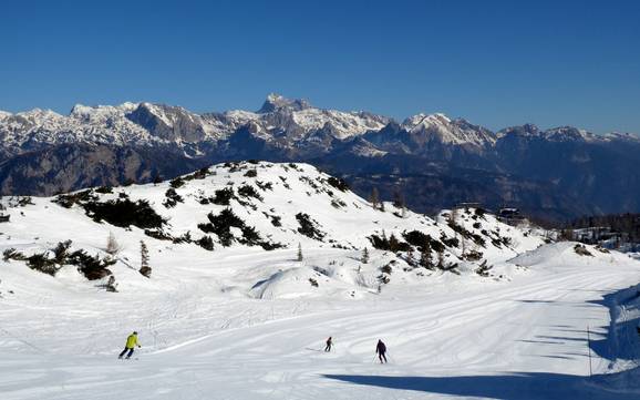 Skier dans les Alpes slovènes