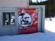 Cette pancarte conduit le skieur vers le Chuenisbärgli, le mont de la Coupe du monde