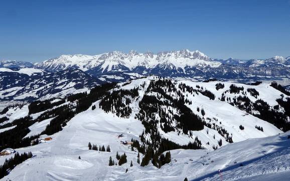 Skier dans la région touristique des Alpes de Kitzbühel