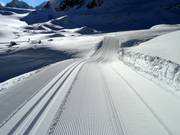 Piste de ski de fond parfaitement damée du glacier de Pitztal