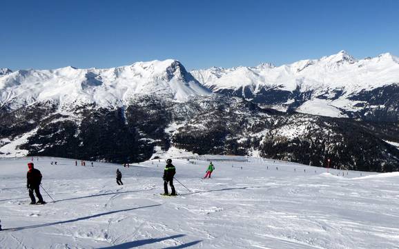 Skier dans la région touristique du Tiroler Oberland