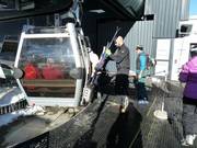 Le personnel aide les skieurs à prendre le téléski à Mutters
