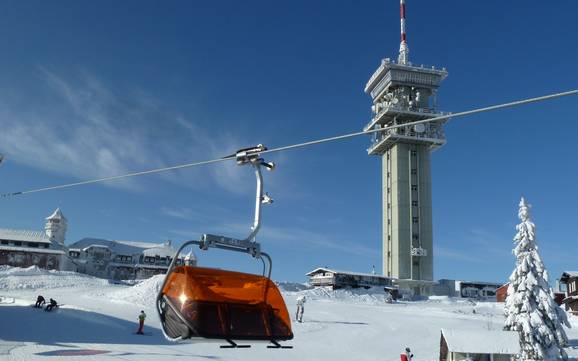 Skier dans les Monts Métallifères tchèques