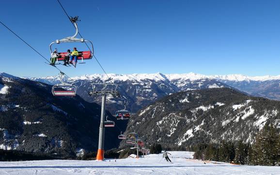 Skier dans les Alpes de la Gailtal