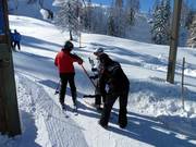 Le personnel aide les skieurs à prendre le téléski