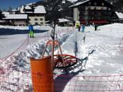 Remonte-pente d'entraînement près du point de rencontre de l'école de ski