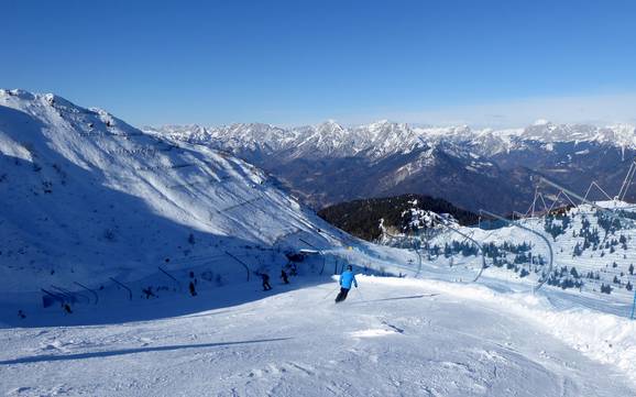 Skier dans les Alpes carniques méridionales