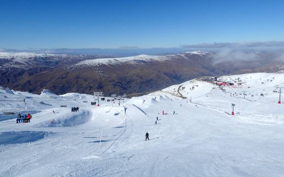 Skier dans les Alpes du Sud de Nouvelle Zélande