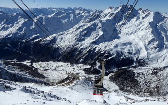 La plus haute gare aval en Merano (Meraner Land) – domaine skiable Schnalstaler Gletscher (Glacier du Val Senales)