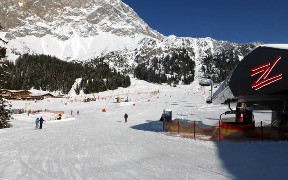 Skier dans les massifs de Wetterstein et de Mieming