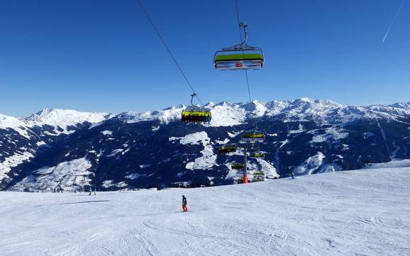 Skier dans l' Erste Ferienregion im Zillertal