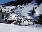 Le centre de ski de Dienten au milieu du domaine skiable