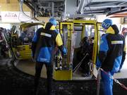 Lors de l’embarquement, les clients sont assistés à la télécabine.