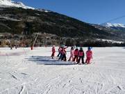 Cours de ski pour enfants dans la vallée