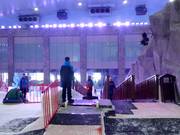 Le personnel sympathique surveille le tapis roulant.