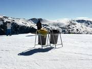 Poubelles dans la station de ski