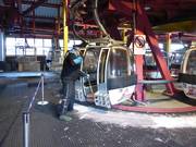 Les employés balaient les cabines de la télécabine.