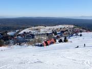 Vue sur les hébergements directement au pied des pistes dans le domaine skiable de Zieleniec