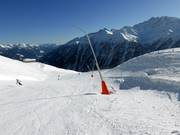 Lance à neige sur le domaine skiable