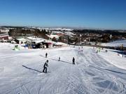 Piste principale facile et piste éclairée
