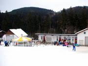 Pendant la journée, on ne voit généralement que les portes roulantes des garages des dameuses.