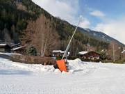 Enneigement par canons à neige dans la vallée sur la piste Savoy