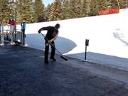 Le quai de la télécabine est nettoyé.