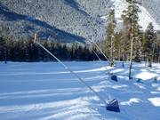 Lances à neige au bord de la piste à Panorama