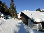 Maisons de montagne près de la station supérieure de la télécabine