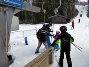 Le personnel tend la perche au téléski