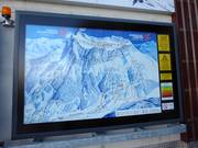 Grand panneau d'information à la station de vallée