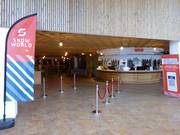 Personnel amical au comptoir d'information