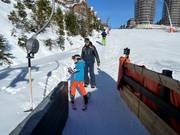 Assistance à l’embarquement au téléski à assiettes