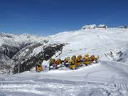 Les canons à neige attendent leur prochaine utilisation.