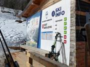 Plan des pistes et informations sur le chemin du parking vers le domaine skiable