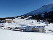 Vue sur les deux hébergements dans le domaine skiable de Jochgrimm