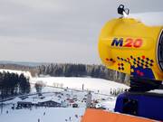 Grâce à l'enneigement artificiel, il y a toujours de la neige sur la piste Sahnehang.