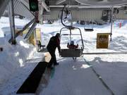 On aide les petits enfants à monter.