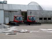 Les deux dameuses devant le hall de ski